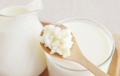 El kéfir aporta vitaminas del grupo B y K2 que favorecen los vasos sanguíneos y el corazón