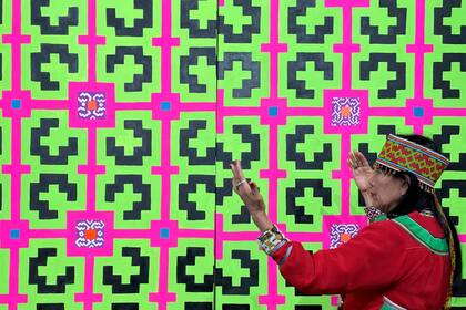 "El kené nos ha empoderado", dice Olinda Silvano junto a la pintura mural que está realizando en ARCO