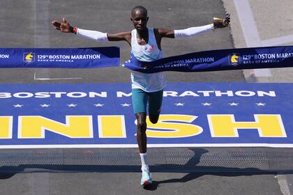 El keniano John Korir se une a su hermano Wesley como campeón del Maratón de Boston