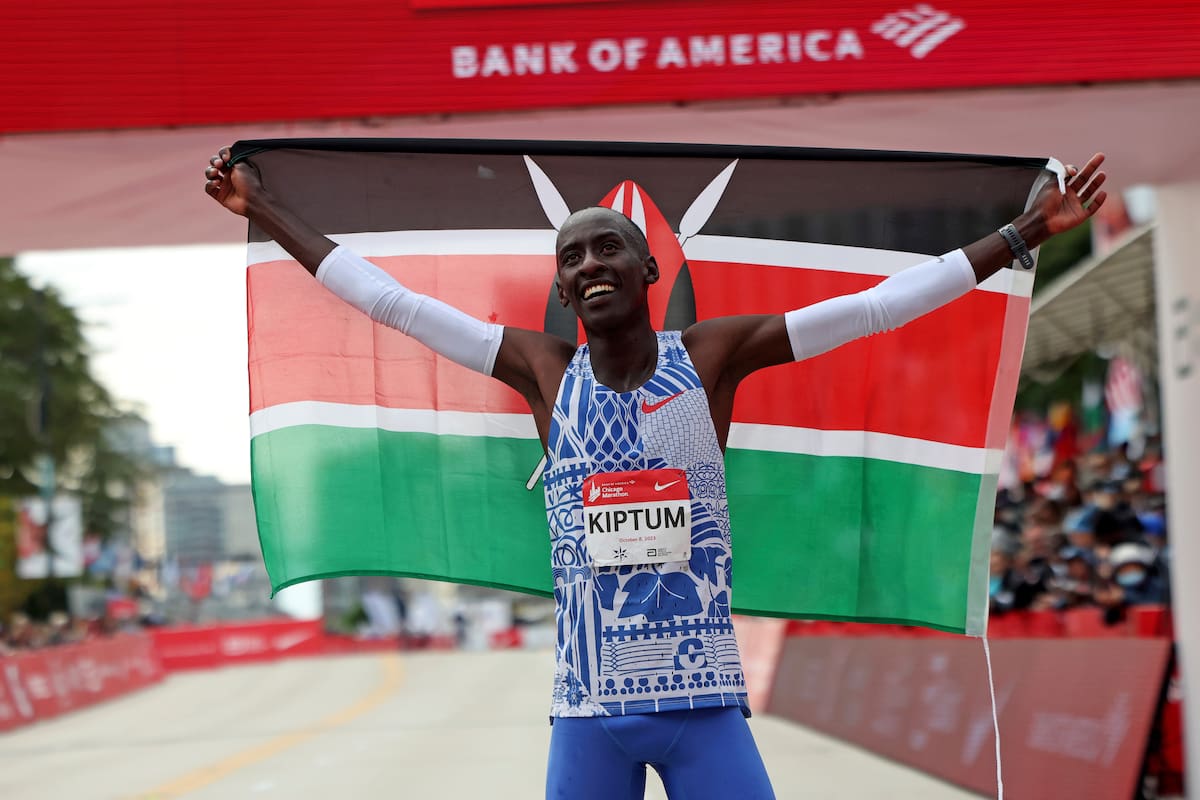 El keniano Kelvin Kiptum, durante su victoria con récord mundial en el Maratón de Chicago