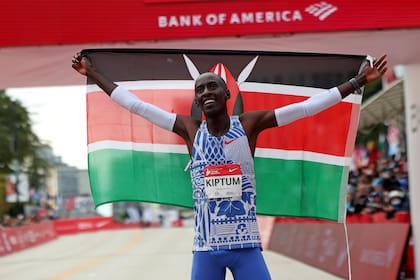 El keniano Kelvin Kiptum, durante su victoria con récord mundial en el Maratón de Chicago