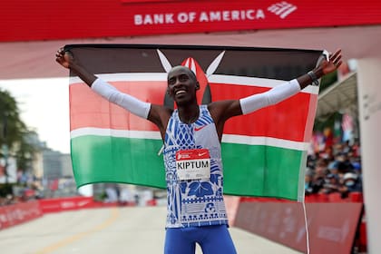 El keniano Kelvin Kiptum, durante su victoria con récord mundial en el Maratón de Chicago