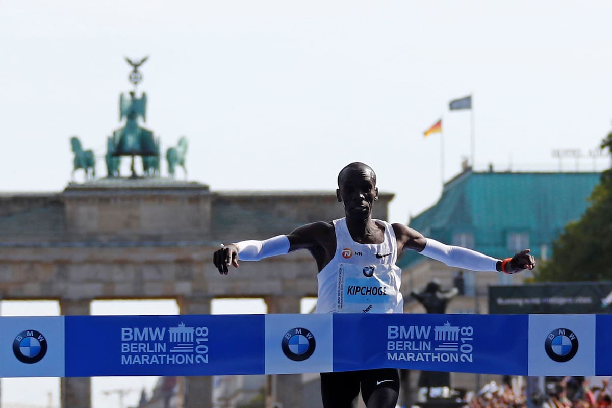 El keniata Eliud Kipchoge batió el récord mundial de la Maratón