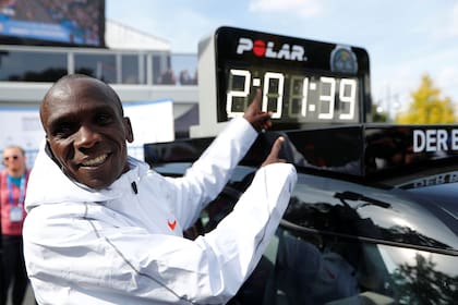 El keniata Eliud Kipchoge batió el récord mundial de la Maratón