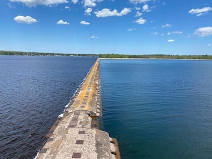 El Keweenaw Waterway Lower Entrance Light está ubicado al final de un rompeolas del Cuerpo de Ingenieros del Ejército de EE.UU.