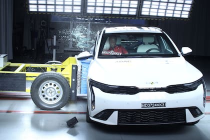 El Kia K3 (5 estrellas) en su prueba de choque lateral