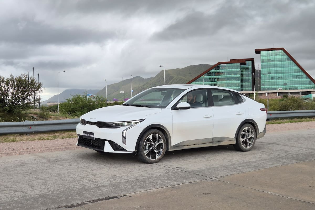 El Kia K3 Sedán tiene una silueta muy moderna y atractiva