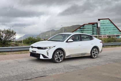 El Kia K3 Sedán tiene una silueta muy moderna y atractiva