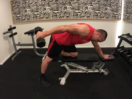 El kickback de triceps contribuye a desarrollar el tren superior