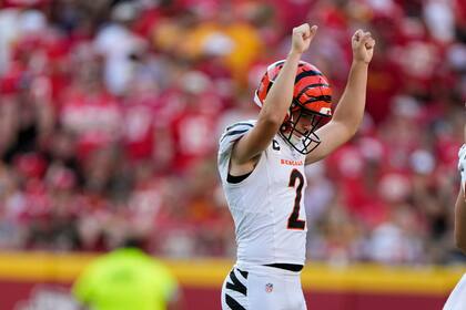 El kicker de los Bengals de Cincinnati Evan McPherson (2) celebra después de convertir un gol de campo de 53 yardas durante la segunda mitad contra los Chiefs de Kansas City el domingo 15 de septiembre de 2024, en Kansas City, Missouri. (AP Foto/Charlie Riedel)