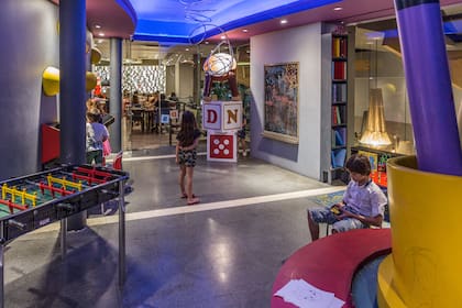 El Kids Club está pegado al restaurante y cuenta con cuidadora para tranquilidad de los padres.