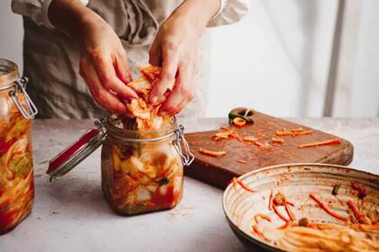 El kimchi, uno de los alimentos más emblemáticos de la gastronomía coreana, no solo beneficia a la microbiota intestinal, sino que también puede ayudar a proteger la piel.