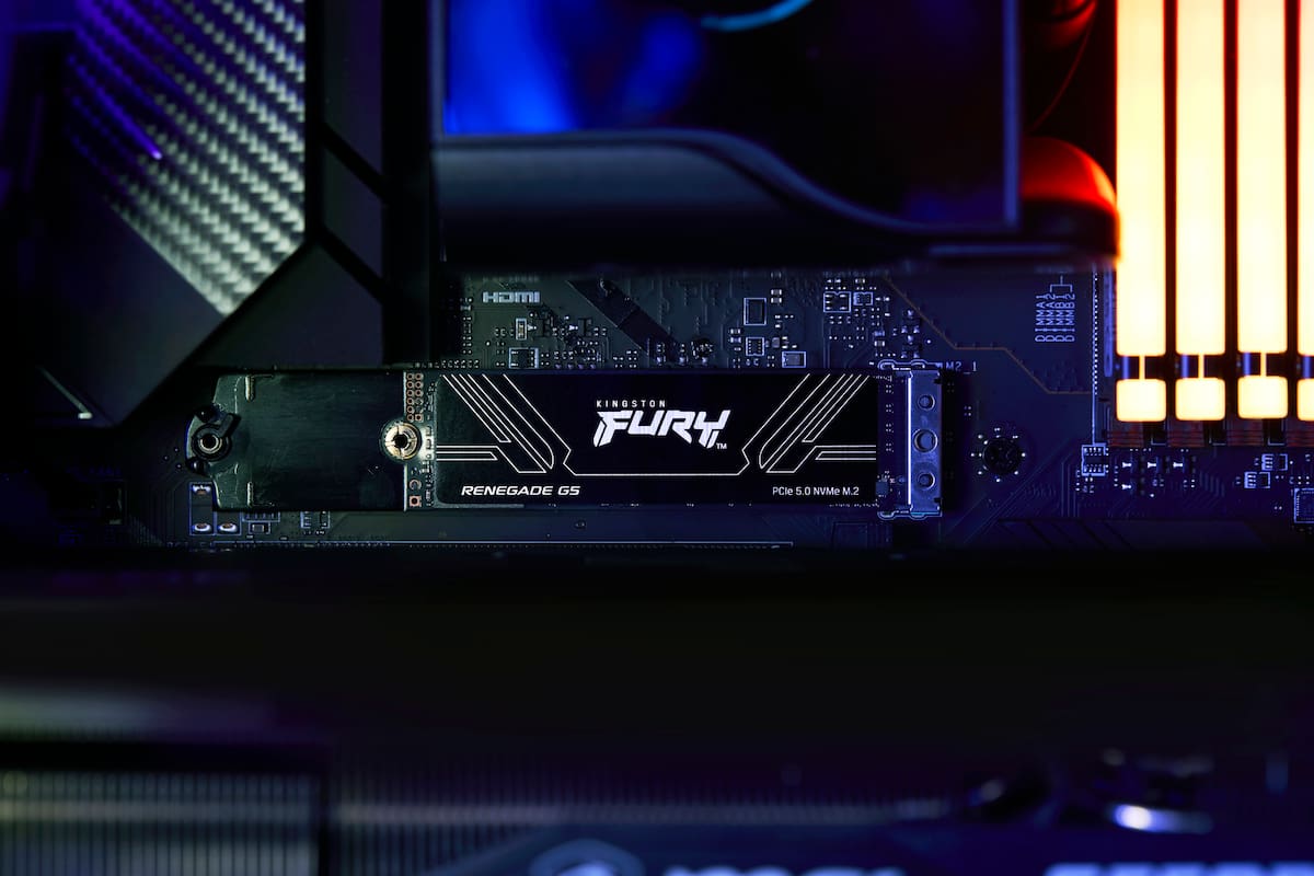 El Kingston FURY Renegade G5 usa un conector PCIe 5.0, por lo que requiere un motherboard compatible para funcionar a máxima velocidad
