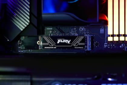 El Kingston FURY Renegade G5 usa un conector PCIe 5.0, por lo que requiere un motherboard compatible para funcionar a máxima velocidad