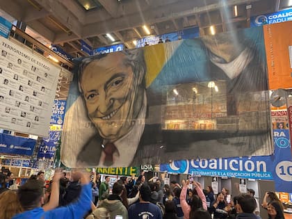 El kirchnerismo celebró el triunfo en la Facultad de Arquitectura, Diseño y Urbanismo (FADU)