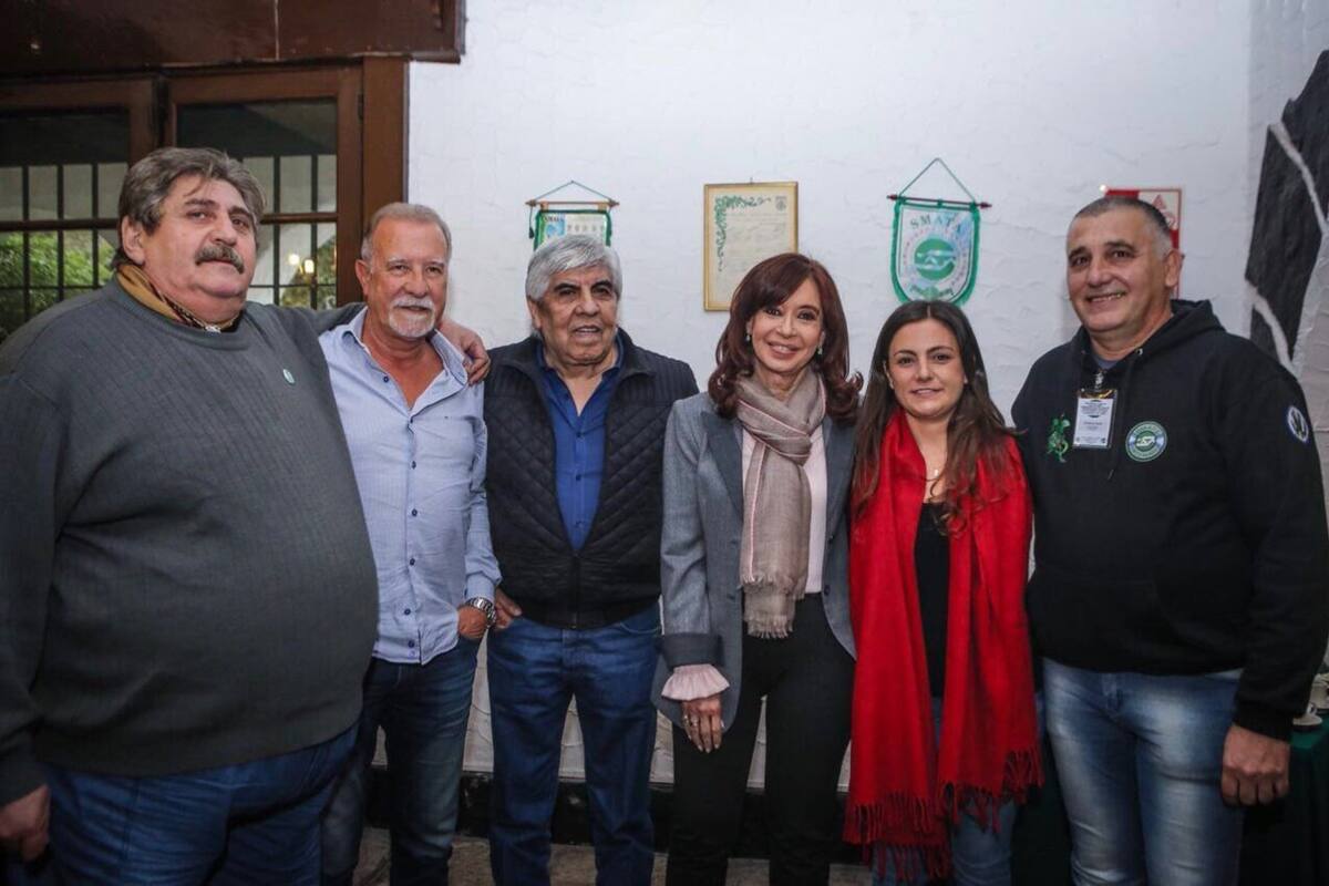 El kirchnerismo distribuyó la fotografía que rubricó la reconciliación entre la expresidenta y el jefe sindical