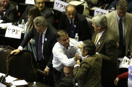 Sesión por la estatización de YPF.