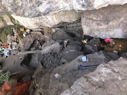 El kit cuenta con dardos de madera con puntas de piedra intercambiables