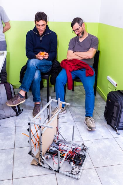 El kit robótico es estándar para todos los participantes, que deben ensamblarlo y programarlo para cumplir con las tareas que imponga la competencia