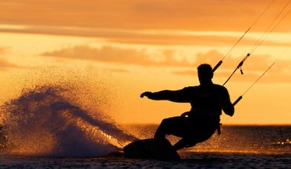 El kitesurf es una de las actividades predilectas de los visitantes de la laguna de Lobos