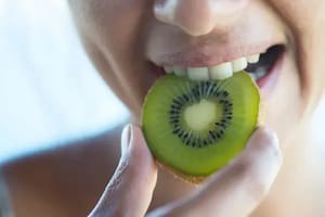 El kiwi ayuda a fortalecer el sistema inmunológico.