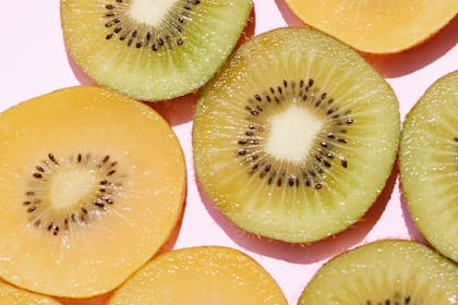El kiwi es rico en antioxidantes, potasio y folatos