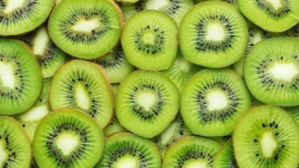 El kiwi es una de las frutas con mayores cantidades de vitamina C
Foto: iStock