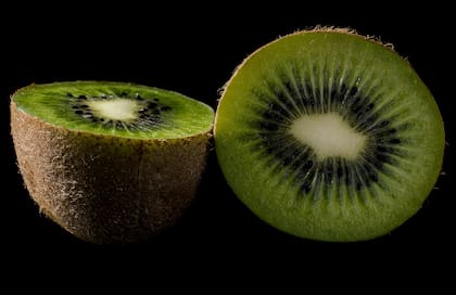 El kiwi es una fruta rica en vitamina C, incluso más que la naranja