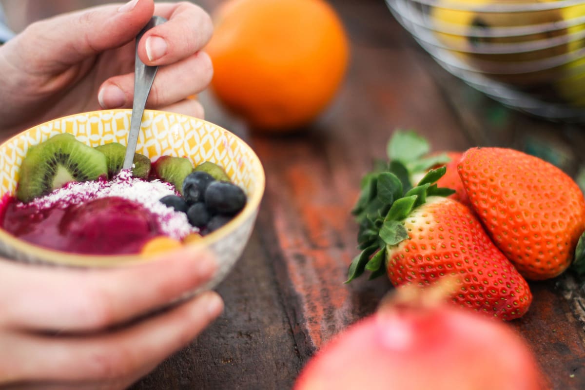 El kiwi puede contener entre el doble y el triple de vitamina C que las naranjas.