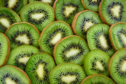 El kiwi, rica en vitamina C, E y K, fortalece el sistema inmunológico, reduce infecciones respiratorias y combate el estreñimiento