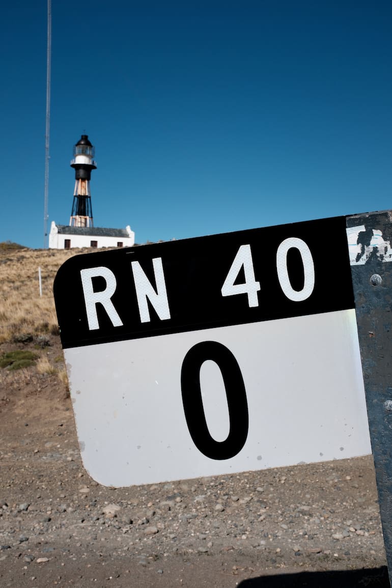 El Km 0 de la RN 40 está en Cabo Vírgenes. Hasta allí llegan los dominios de la estancia Monte Dinero