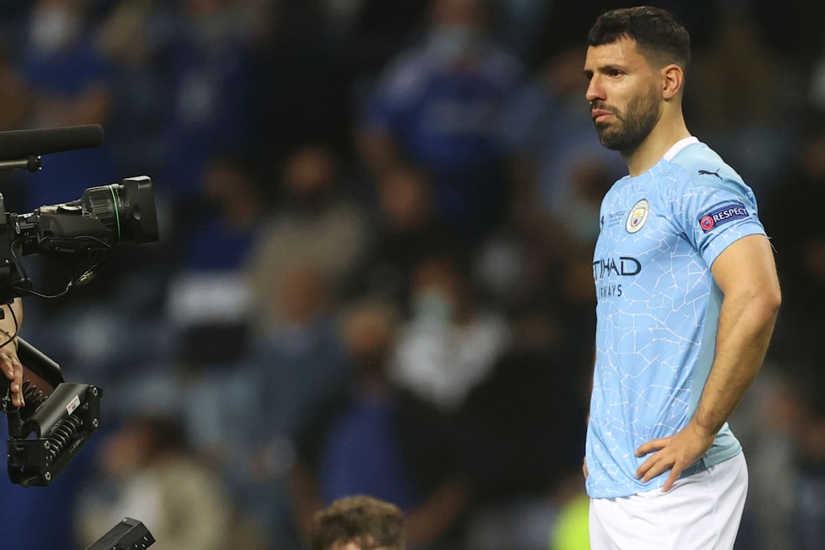 El Kun Agüero, con la mirada perdida y triste tras perder la fina de la Champions League