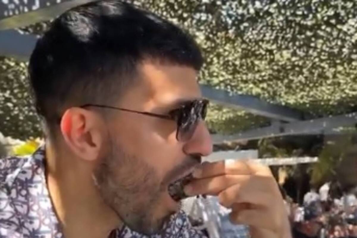 El Kun Agüero degusta de unas ostras, mientras descansa en la paradisíaca isla griega de Mykonos.