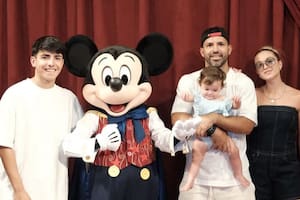 El Kün Agüero disfrutó de unas mágicas vacaciones en Disney con su novia, Sofía Calzetti y sus hijos, Benjamín y Olivia (Foto: Instagram @kunaguero)