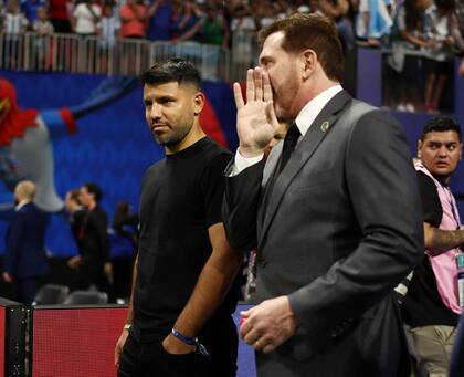 El Kun Agüero junto a Alejandro Domínguez, presidente de la Conmebol, en la previa a la Copa América