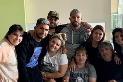 El Kun Agüero junto a su mamá y su familia