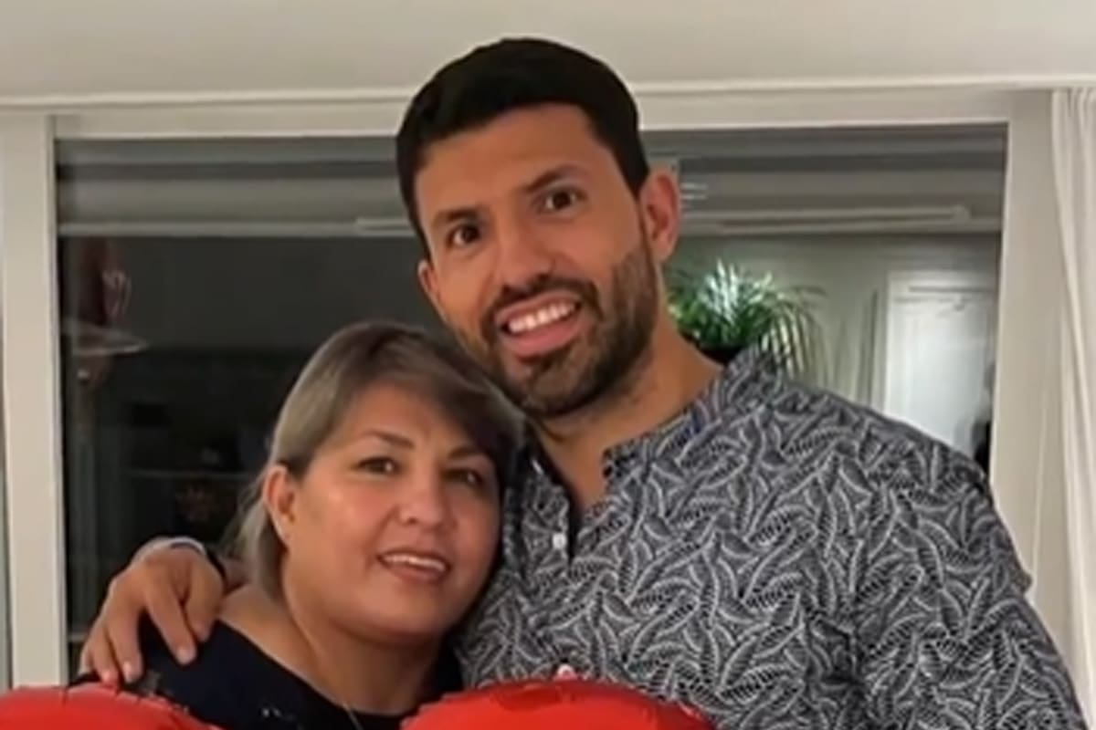 El Kun Agüero junto a su mamá y su familia