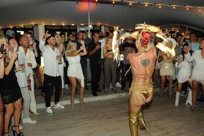 El Kun Agüero, Sofía Calzetti y los invitados mientras disfrutaban de uno de los shows de la noche