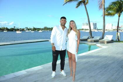 El Kun Agüero y Sofía Calzetti, en la pileta de su nuevo hogar, durante la fiesta que celebraron por los 34 años del ex futbolista