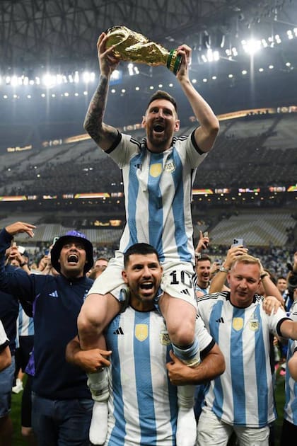 El Kun Agüero, ya retirado, no dudó en llevar en sus hombros a Messi junto a la Copa del Mundo