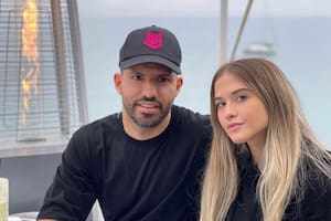 El Kun apoya a su novia Sofía Calzetti en su nuevo emprendimiento