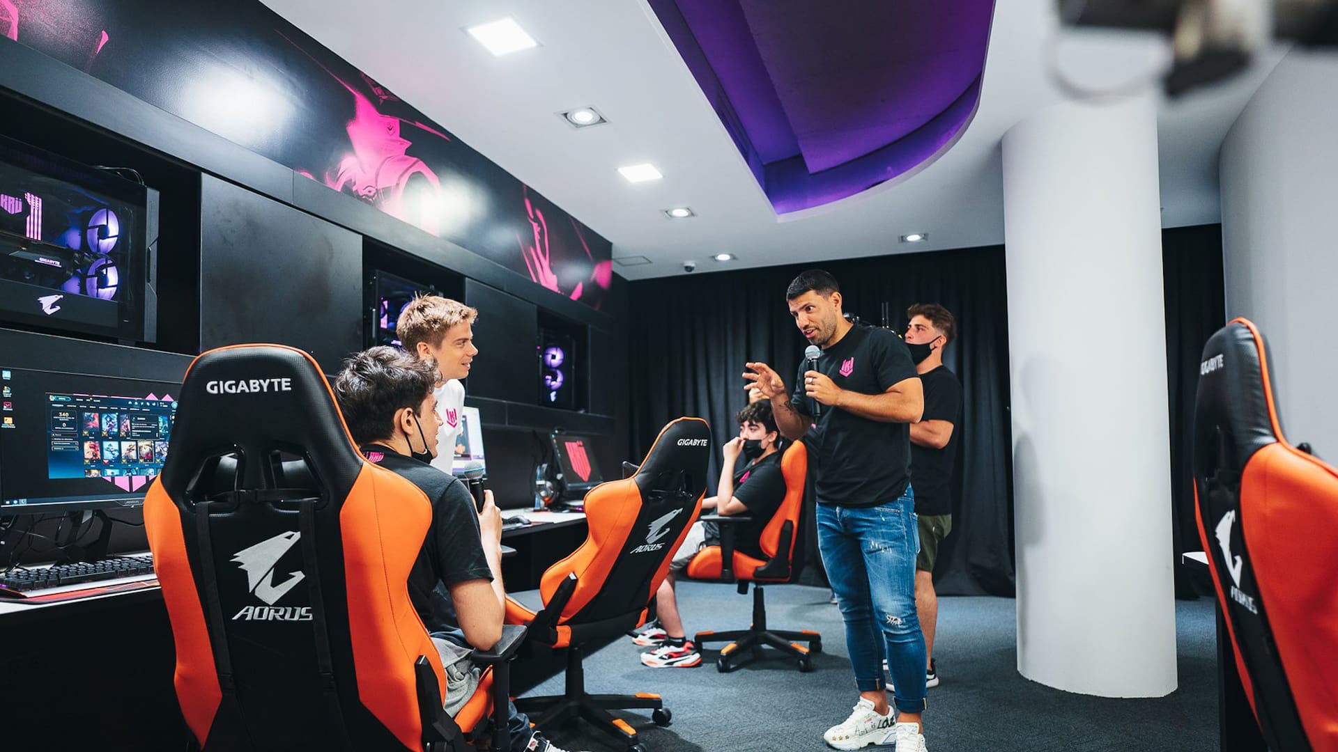 El Kun arenga a los chicos del equipo en la sede del club