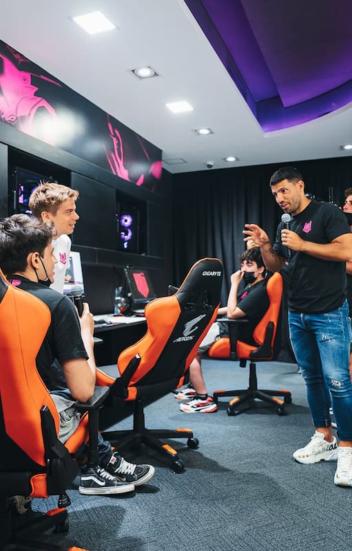 El Kun arenga a los chicos del equipo en la sede del club