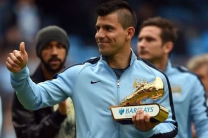 El Kun, con su premio de goleador de la Premier