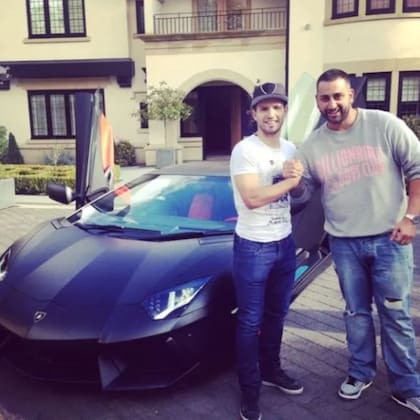 El Kun con Yiannimize, quien le personalizó el auto
