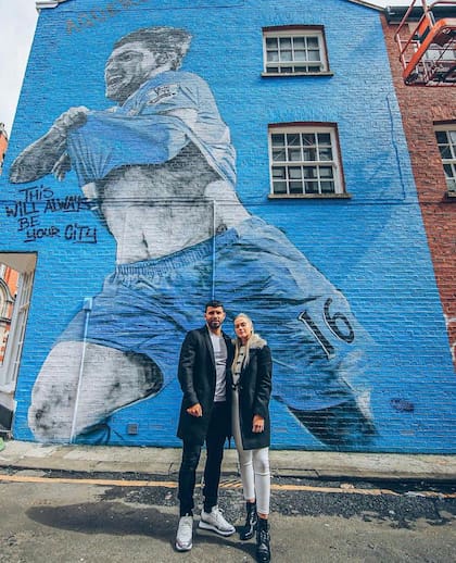 El Kun, su novia y el mural que le hicieron como homenaje