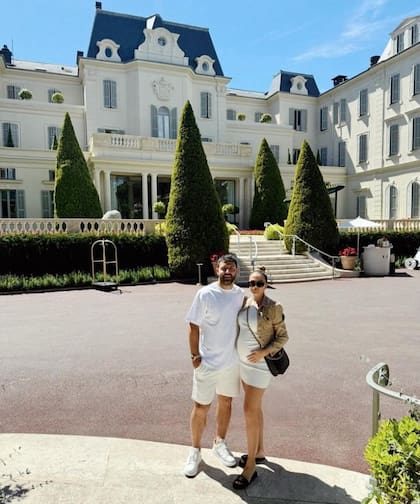 El Kun y Sofía en la puerta del legendario hotel Du Cap-Eden-Roc
