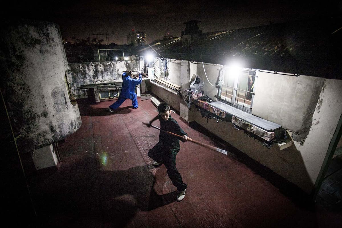 El kung fu tuvo su momento de fama hace cuarenta años gracias a la serie del mismo nombre. Hoy, hombres y mujeres vuelven a este arte marcial en busca de eso que la vida moderna les quita día tras día: paz mental. Un viaje hacia equilibrio interior en primera persona.