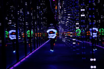 El laberinto de espejos y el juego de fluorescencias en el desfile de Yves Saint Laurent en París Fashion Week