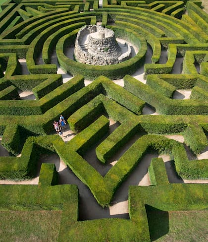 El laberinto del castillo de Leeds, Inglaterra, es uno de los tantos modelos de pared vegetal. Fue construido el siglo pasado siguiendo el espíritu de los antiguos diseños.